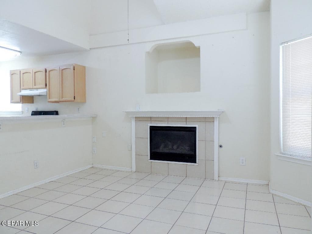Breakfast bar to kitchen