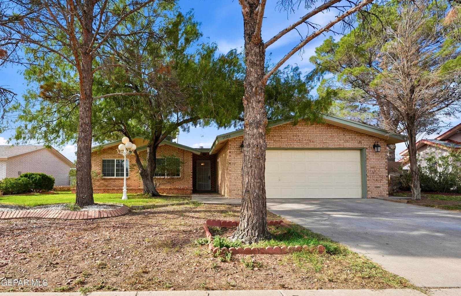 15323 Woodhill front view