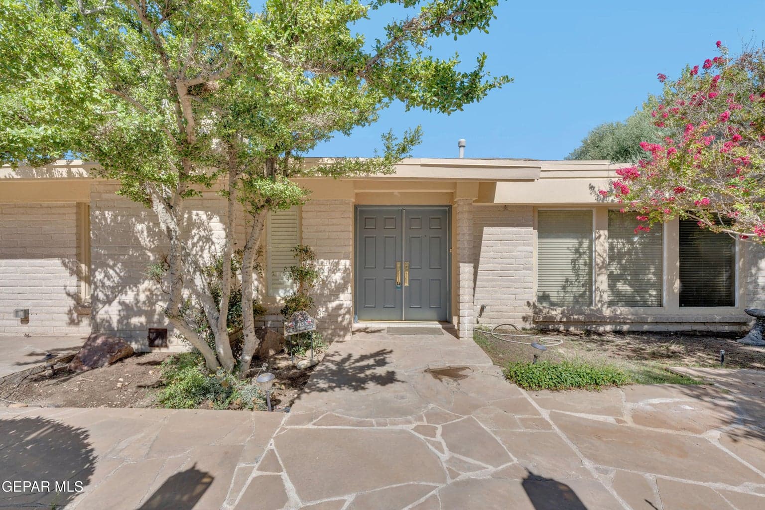913 THUNDERBIRD Drive