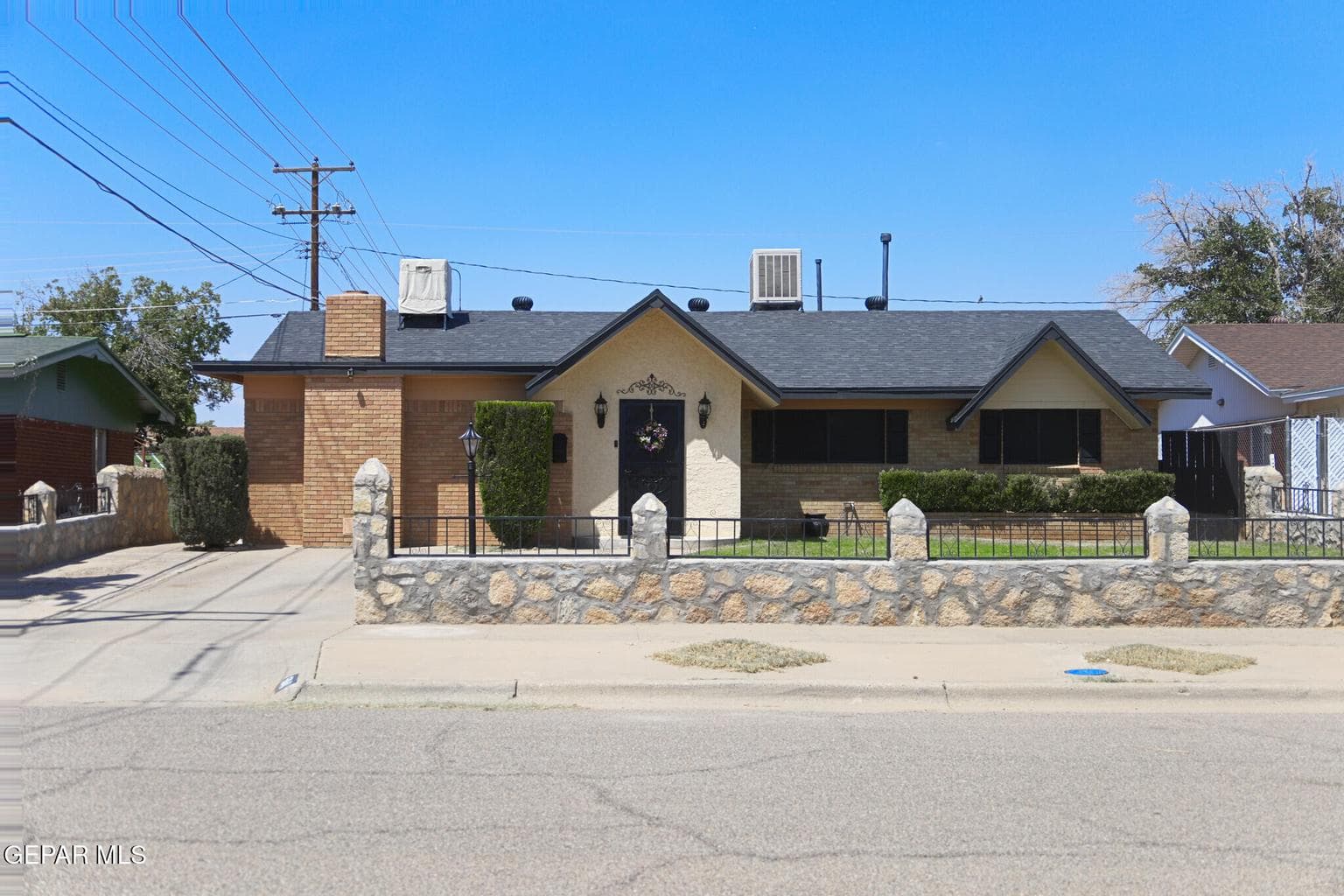 5841 DOLPHIN Drive