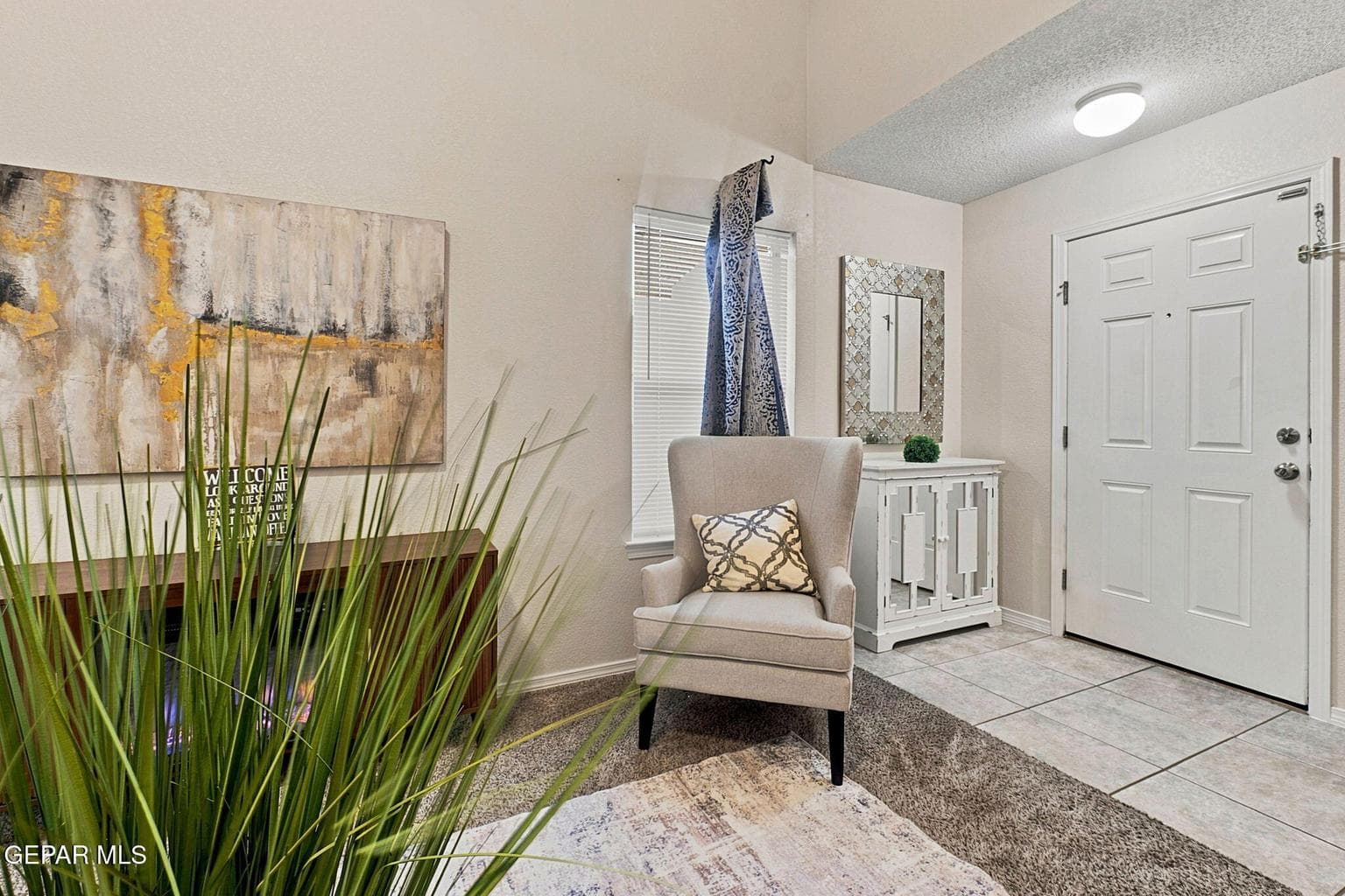 Entry to living room 11720 Autumn wheat