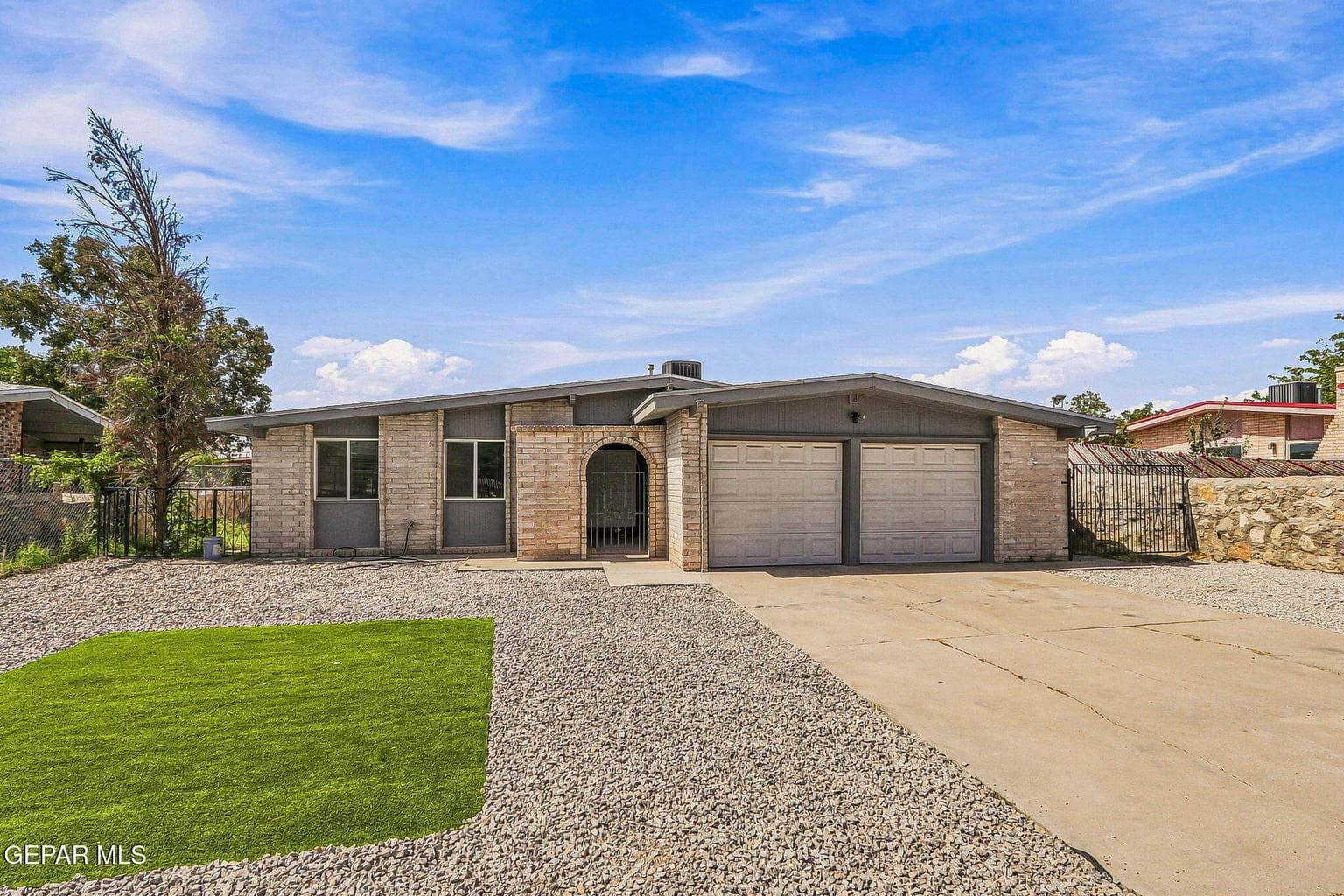 904 LA BARCA Drive