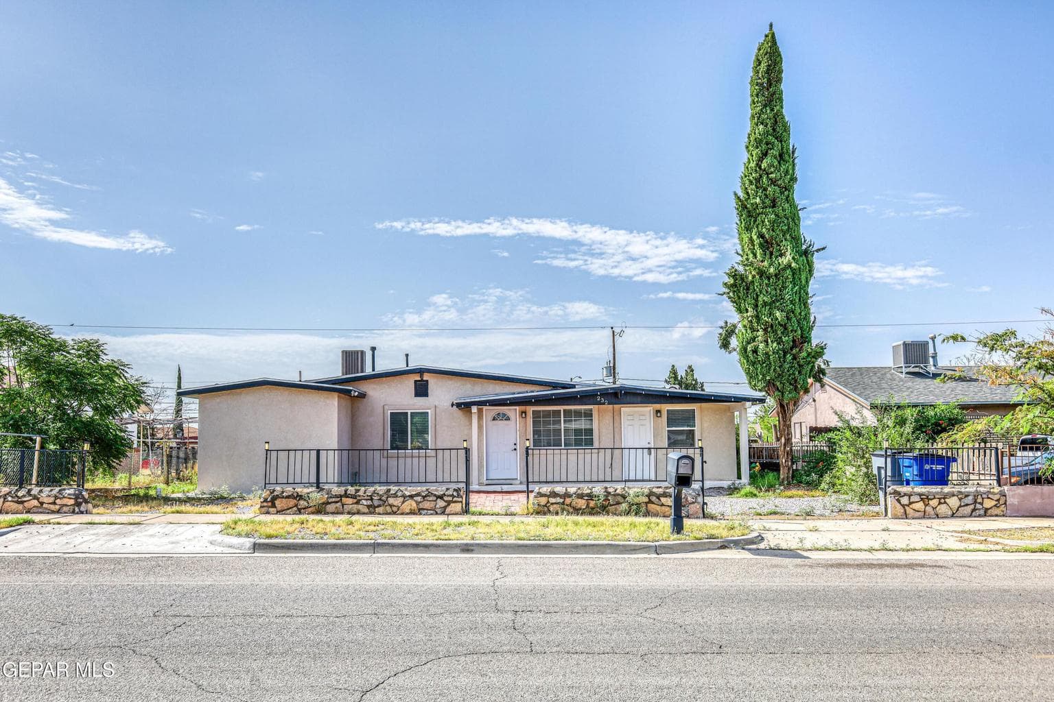 Photo of 232 E BORDERLAND Road