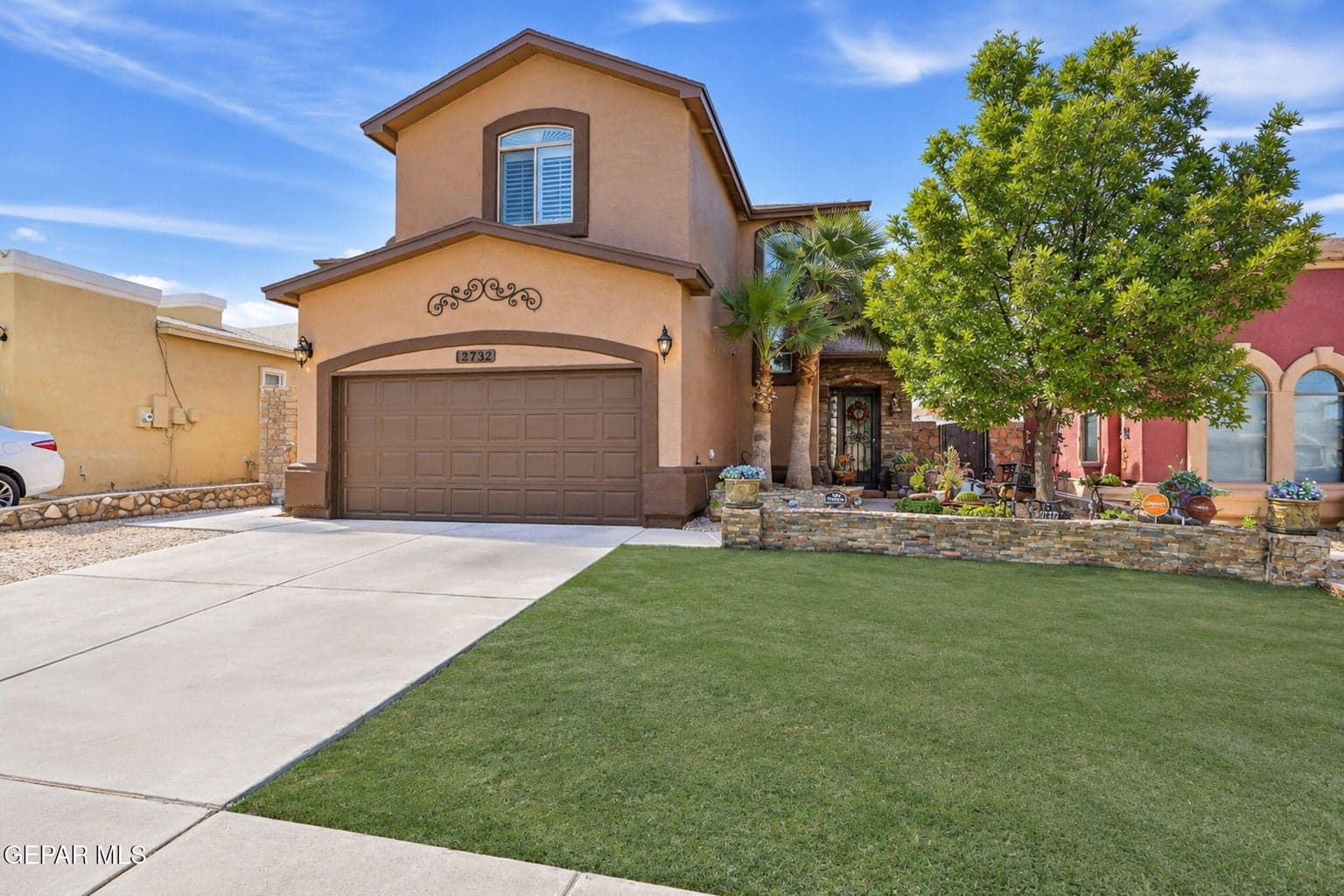 Beautifull 2 story Home with artificial low maintenance turf