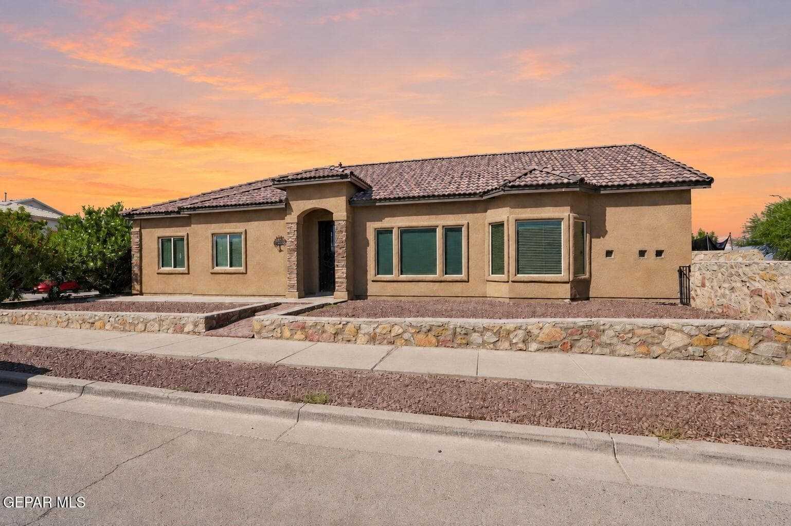 32-web-or-mls-Exterior_3
