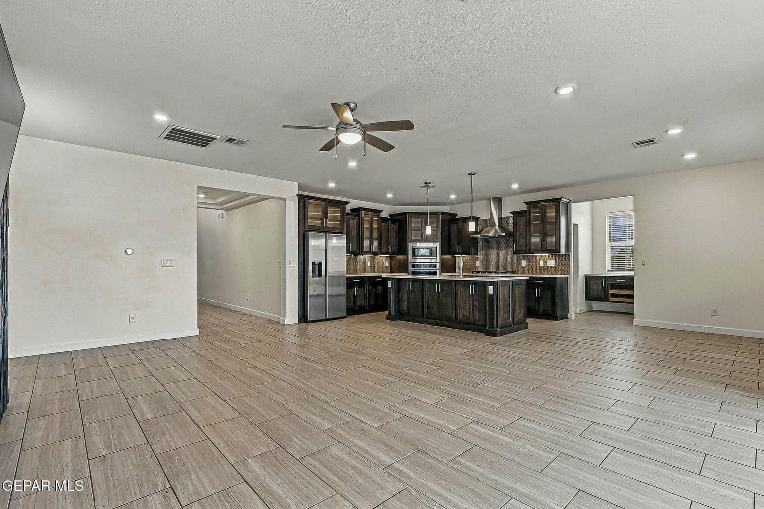 03-open-concept-living-room-kitchen-hori
