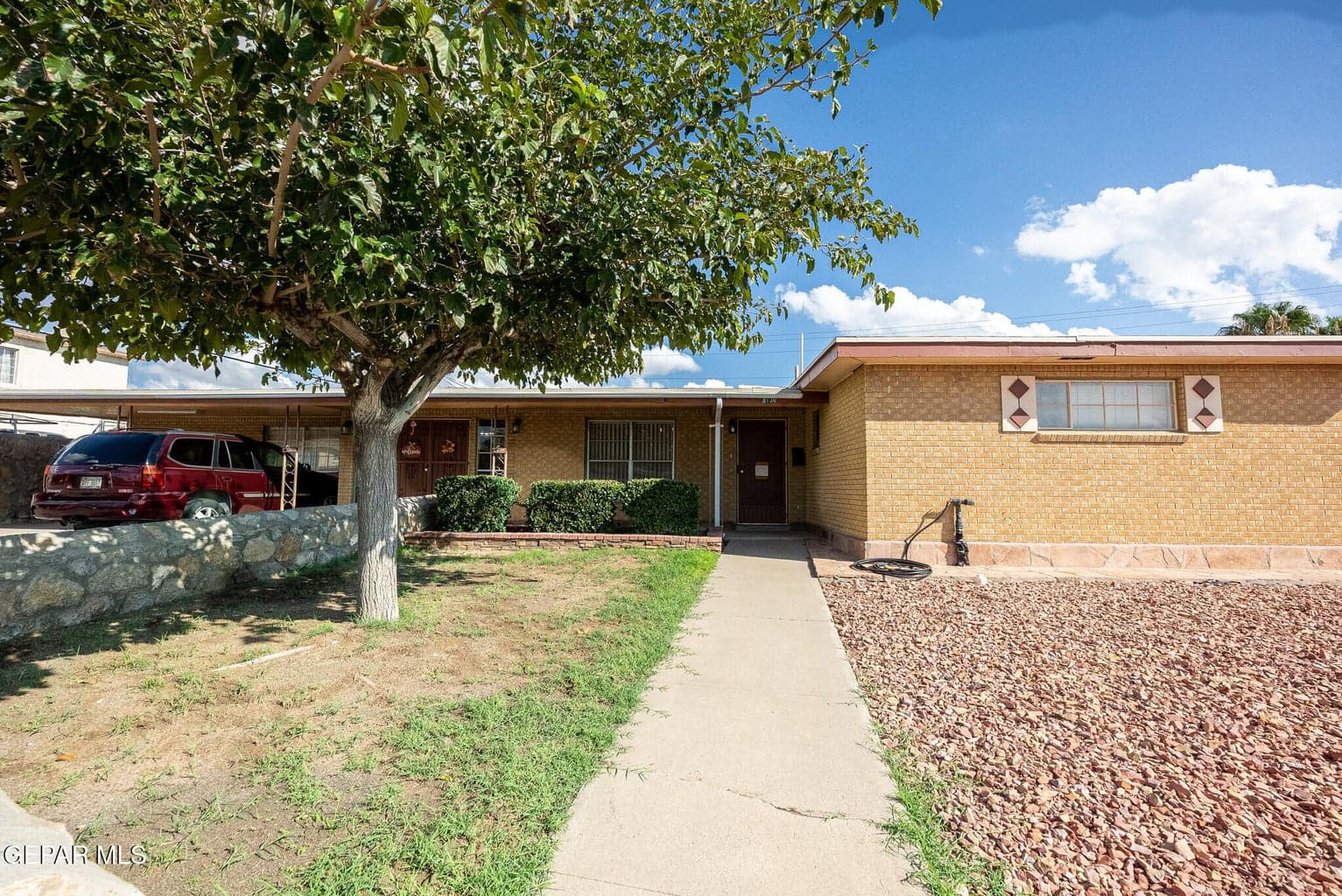 03-exterior-front-yard