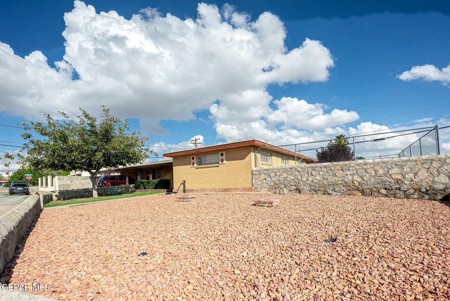 04-exterior-front-landscaping