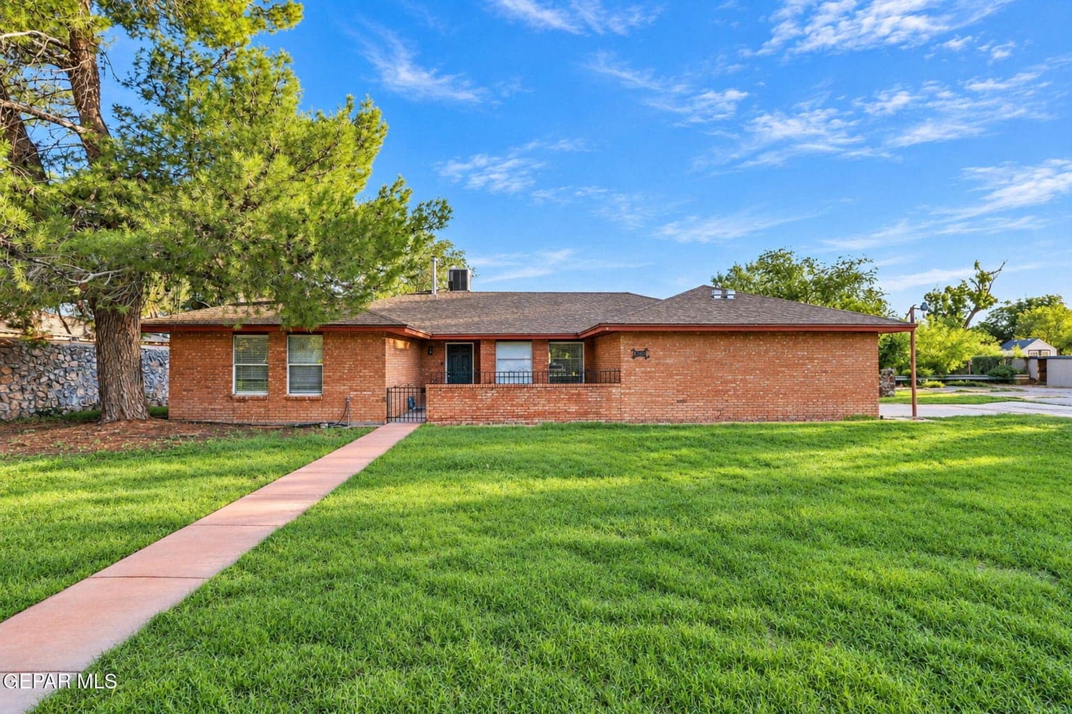 220 SERRANIA Drive