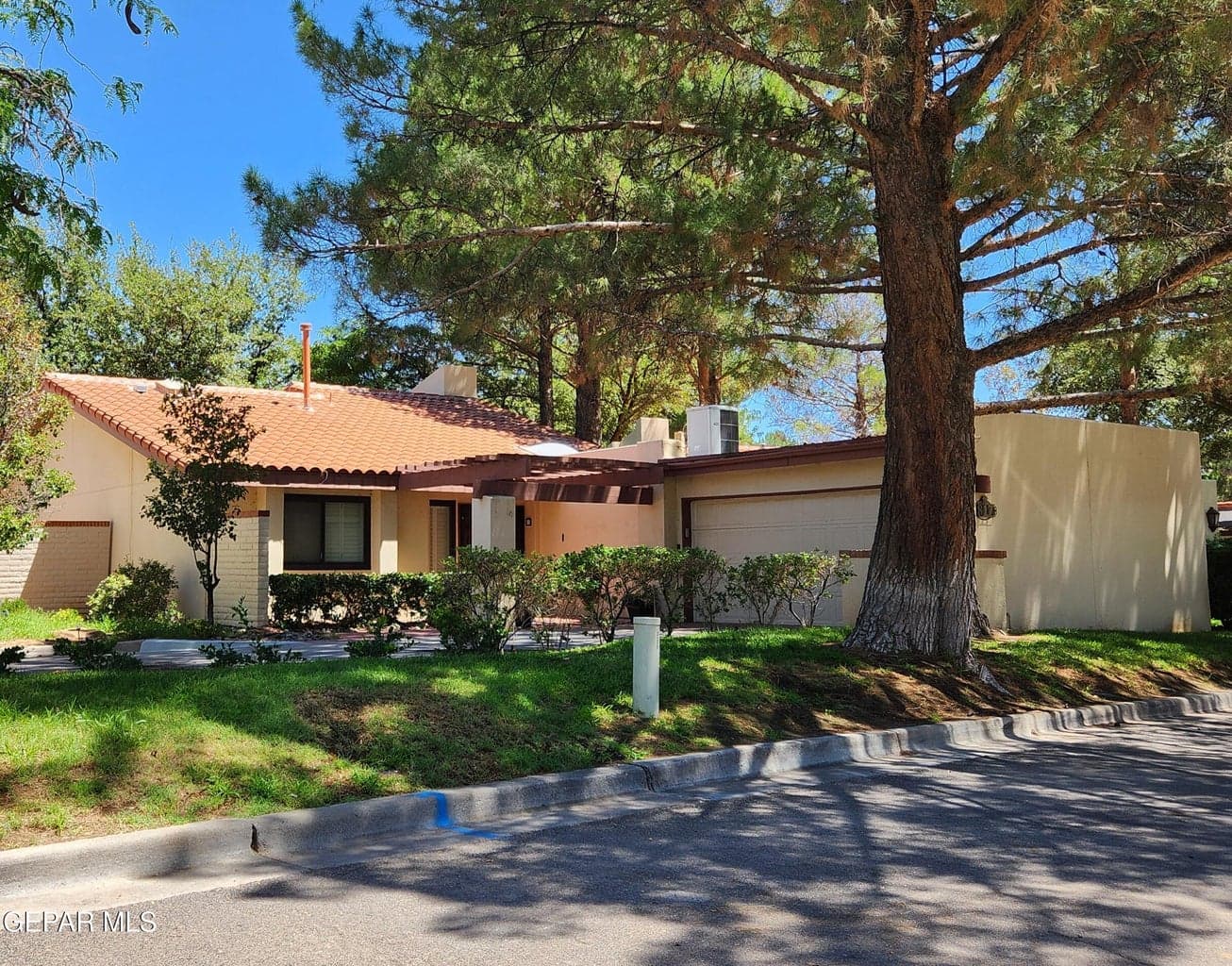 817 LAKEWAY Drive