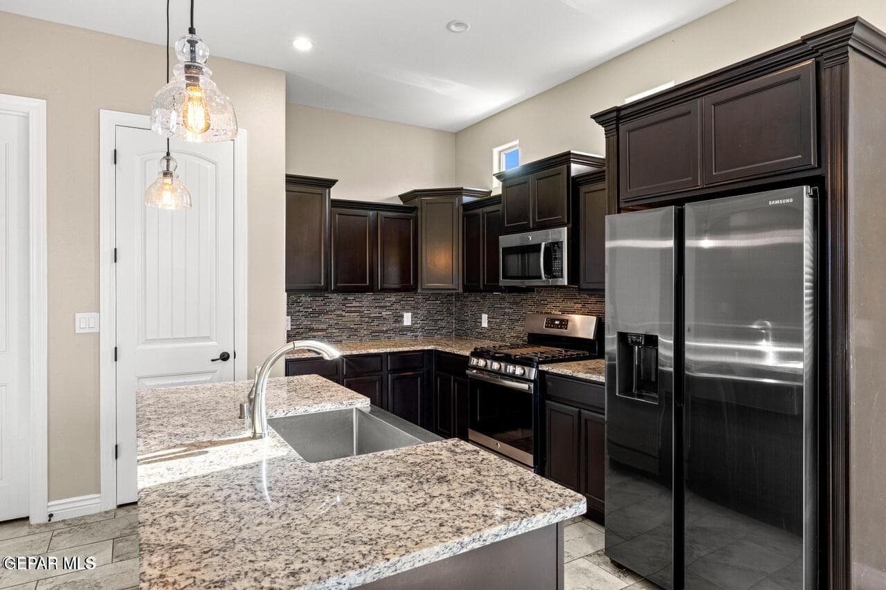 A large island, beautiful granite countertops