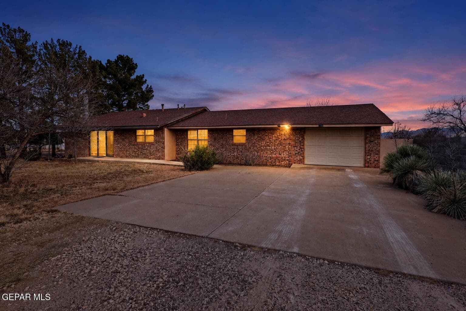 1100 W FORT DAVIS Avenue
