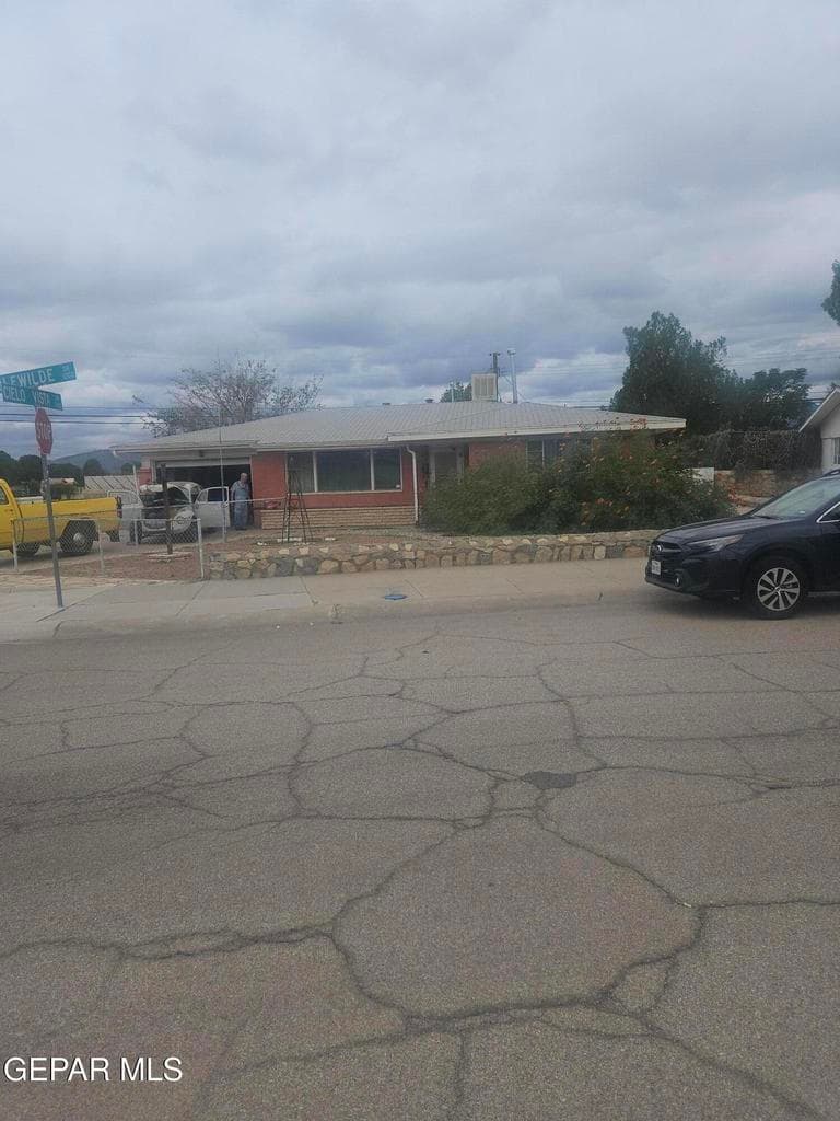 1201 IDLEWILDE Drive