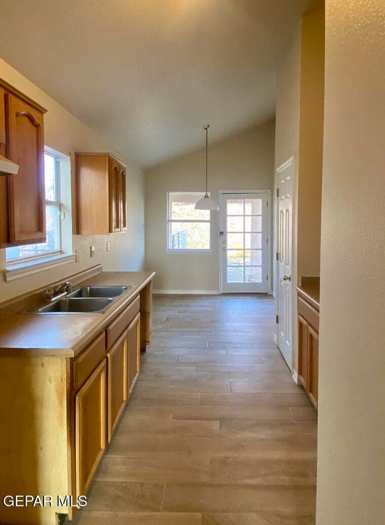 KITCHEN/DINING