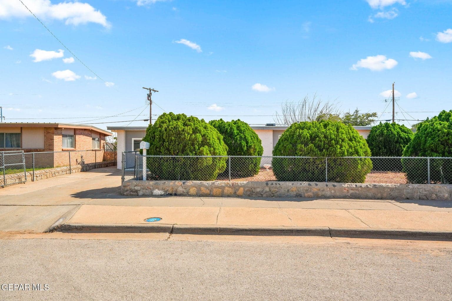 10352 Commodore St-3