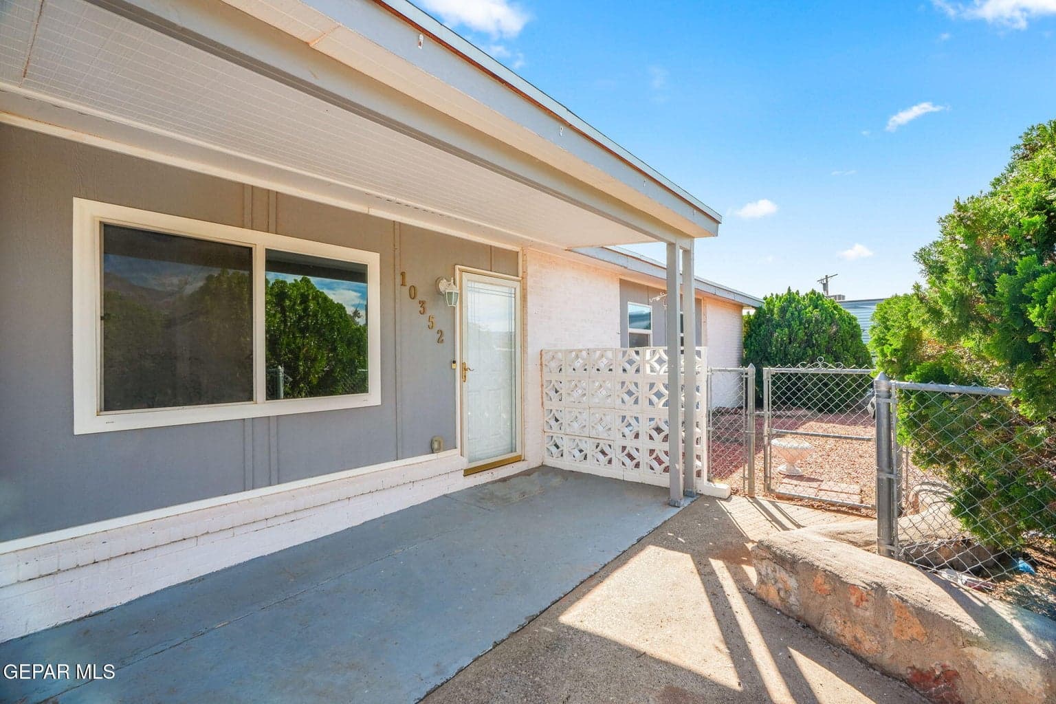 10352 Commodore St-5