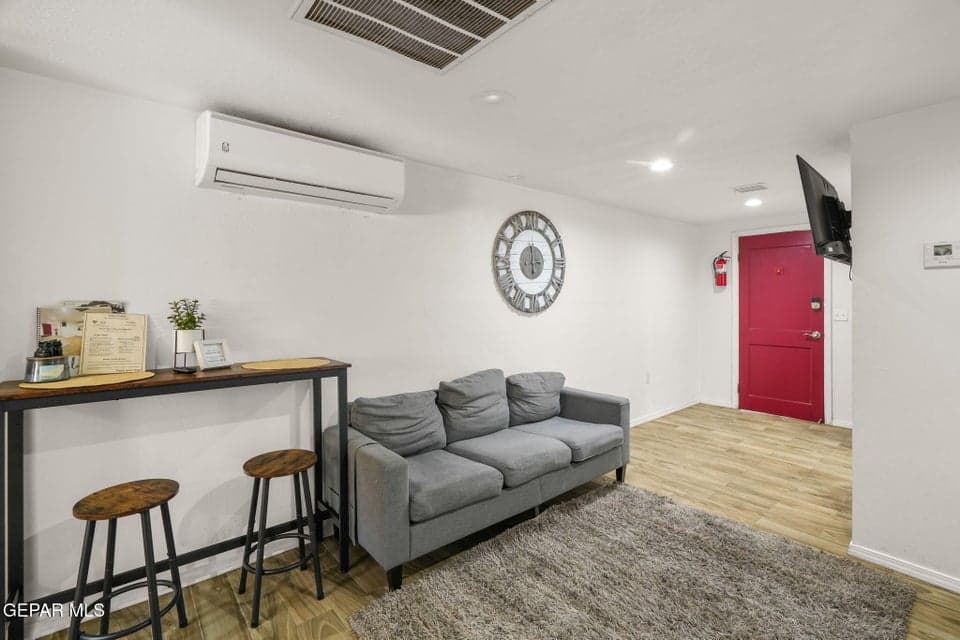 3817 Frankfort Ave-30