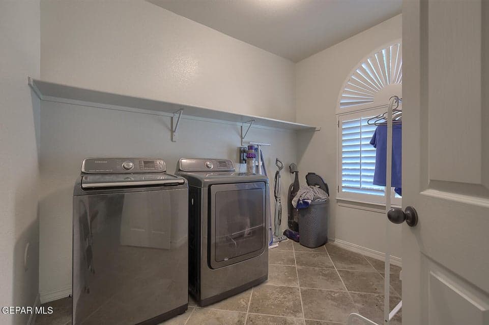 5620-Valley-Maple--Laundry-room