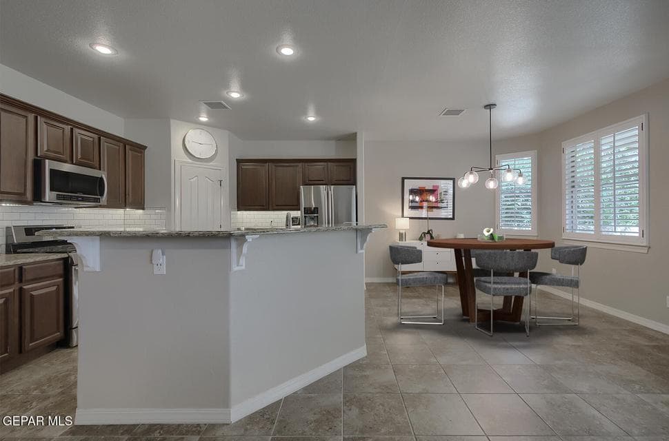 5620-Valley-Maple-Kitchen-Breakfast-Stgd