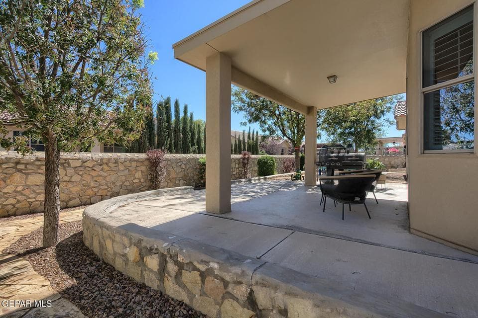 5620-Valley-Maple-Backyard