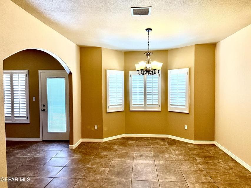 Breakfast / Dining Area