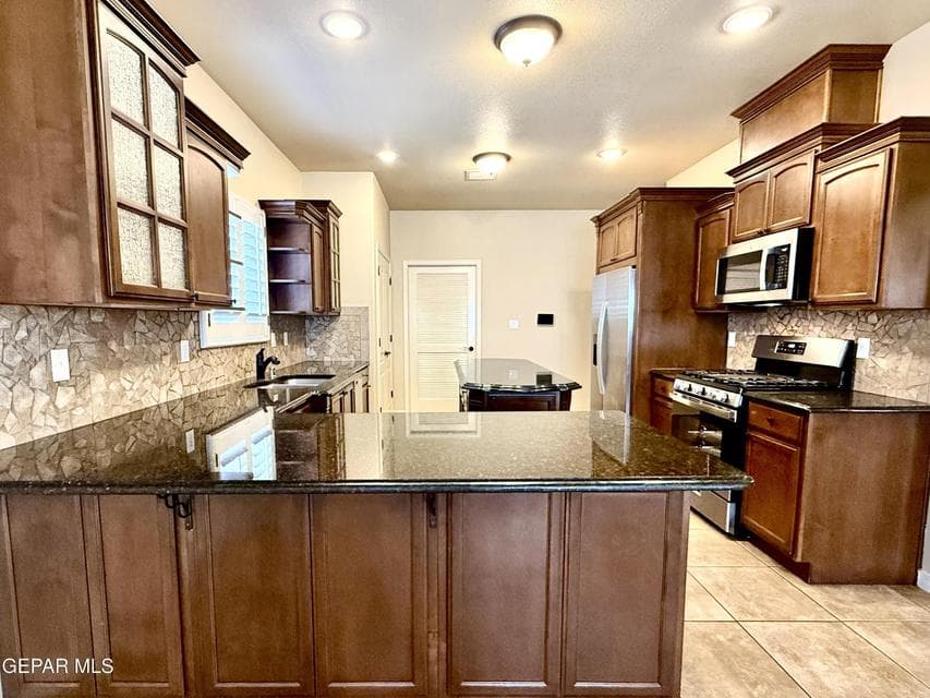 Breakfast Bar to Laundry Door