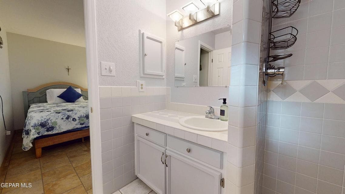 2nd mini suite bath