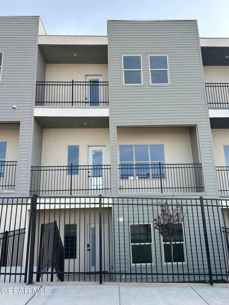 201 DESERT PASS Street 3