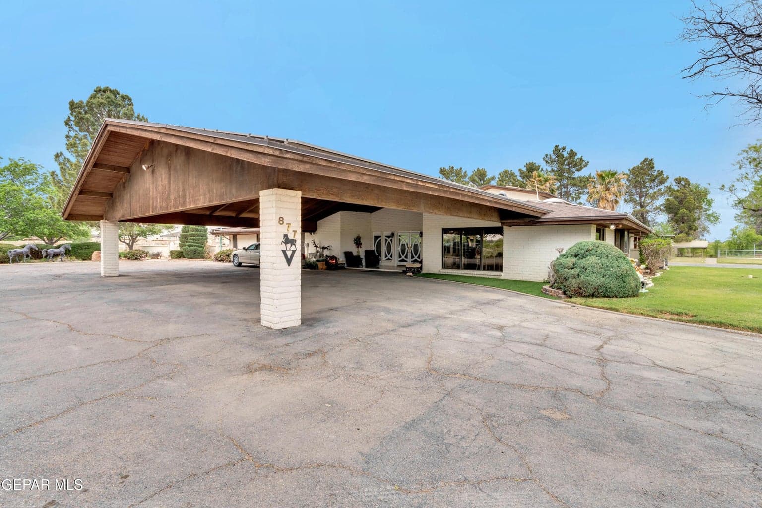 877 GOMEZ Road