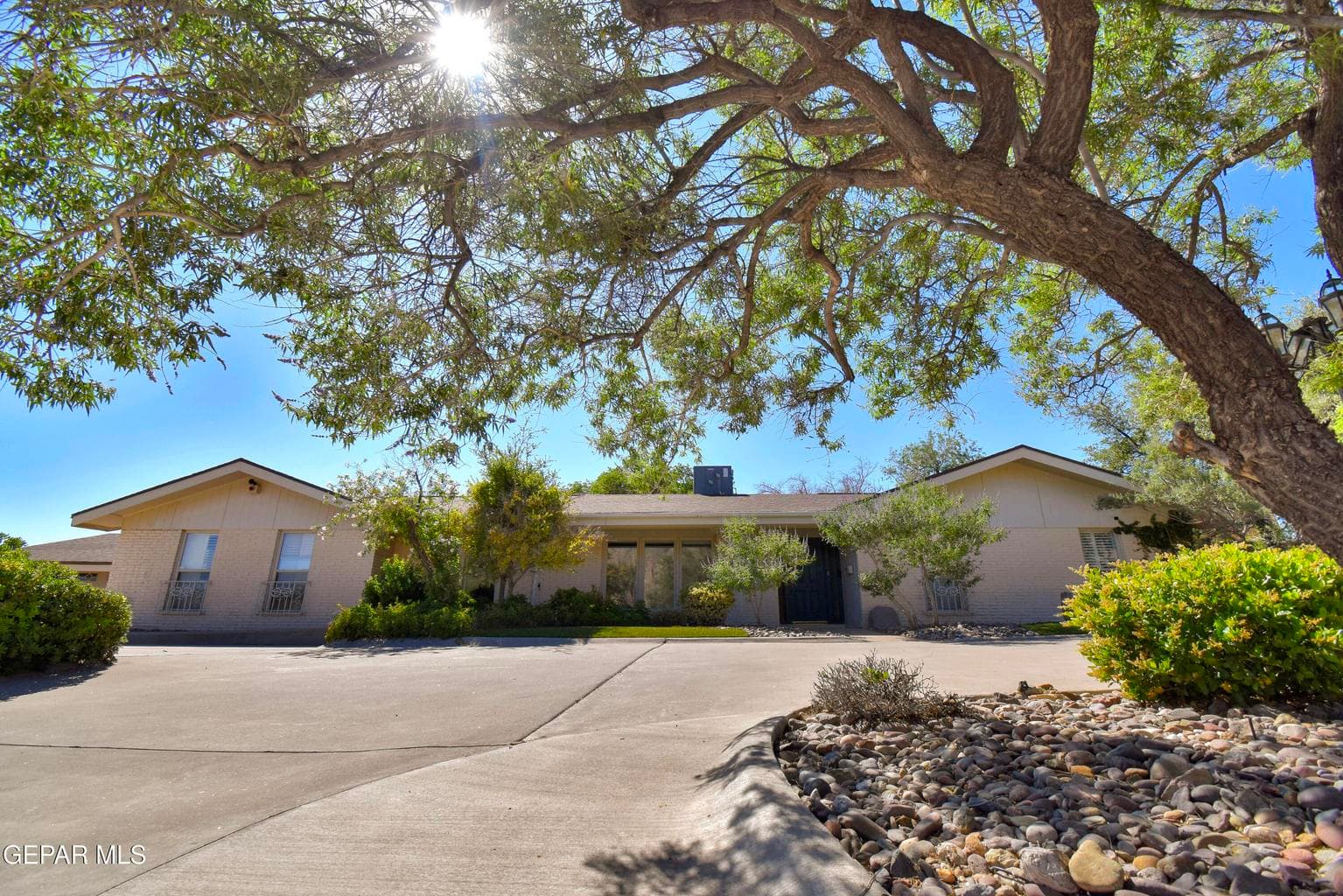 Photo of 849 River Oaks Drive
